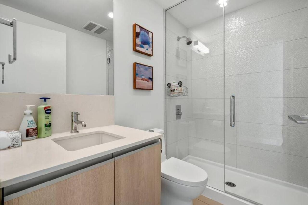 Luxury Apartment On The 9Th Floor Near Stampede, Complimentary Wine, 2 Car Ug Parking YYC Exteriér fotografie