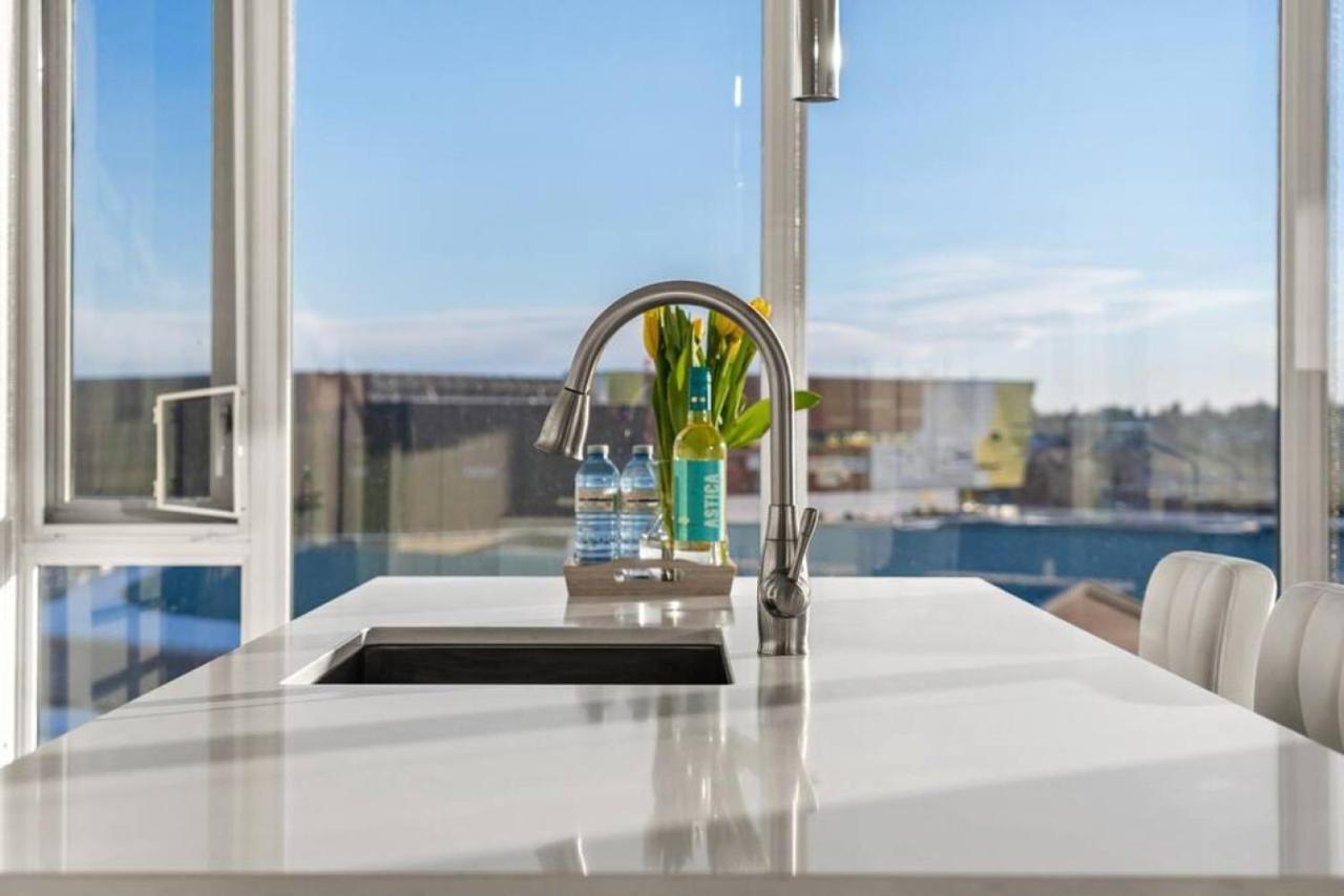 Luxury Apartment On The 9Th Floor Near Stampede, Complimentary Wine, 2 Car Ug Parking YYC Exteriér fotografie
